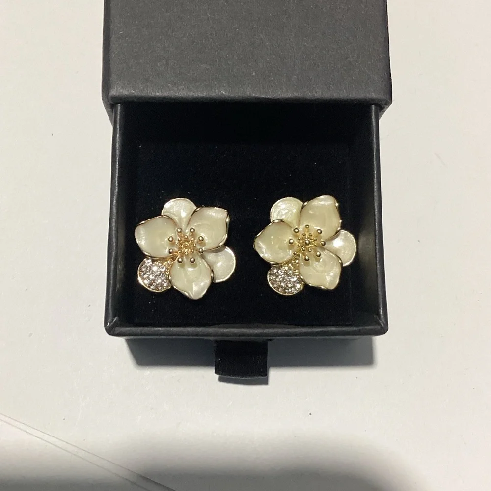 🌸GoldTone Polychrome White Hibiscus Flower Post Back Earrings